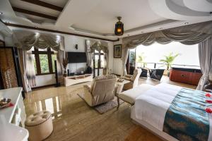 1 dormitorio con 1 cama y sala de estar en Ocean Terrace, en Anse Royale