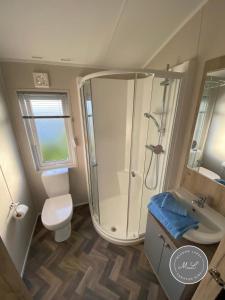 une salle de bains avec douche, toilettes et lavabo dans l'établissement The Retreat 1 - Hot tub Lodge, pet friendly, WiFi & bed linen- Golden Palm Resort - Meadow Lakes Caravan & Lodge Hire, à Chapel St. Leonards