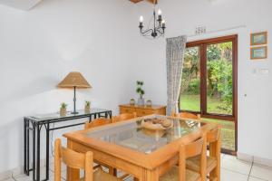 uma sala de jantar com mesa e cadeiras em San Lameer Villa 2843 - 2 Bedroom Classic - 4 pax - San Lameer Rental Agency em Southbroom