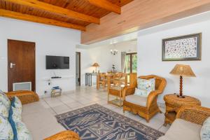sala de estar con sofá y sillas en San Lameer Villa 2843 - 2 Bedroom Classic - 4 pax - San Lameer Rental Agency, en Southbroom