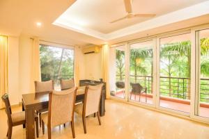- une salle à manger avec une table et des chaises dans l'établissement 3BHK Villa with Private Pool Near Candolim, à Marmagao