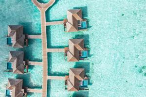 eine Luftansicht eines Resorts in den Maldiven in der Unterkunft Hideaway Beach Resort & Spa in Dhidhdhoo