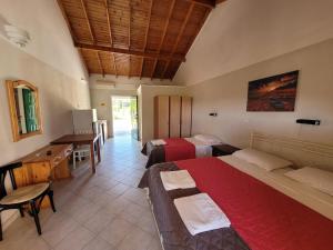 Postel nebo postele na pokoji v ubytování Gardenos Hotel + 37 fotografií