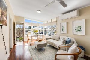 un salon avec un canapé et une table dans l'établissement Light & Bright! 3 Bedroom Cottage, East Toowoomba!, à Toowoomba