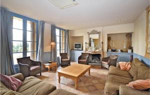uma sala de estar com um sofá e uma mesa em Awesome Home In Bziers With 7 Bedrooms, Private Swimming Pool And Swimming Pool em Montblanc