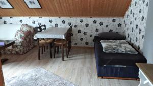 a living room with a table and a couch at Das blaue Haus in Daufenbach