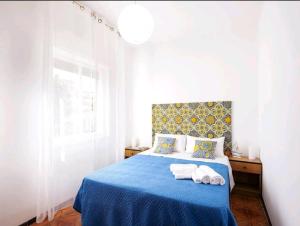ein Schlafzimmer mit einem blauen Bett und Handtüchern darauf in der Unterkunft Limonce' Home Vicini a San Vito lo Capo e Palermo CasaVacanze con ampia veranda e Vista a 3 minuti dal mare Alcamo marina in Castellammare del Golfo