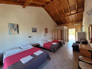 Postel nebo postele na pokoji v ubytování Gardenos Hotel