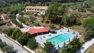 Bazén v ubytování Gardenos Hotel nebo v jeho okolí