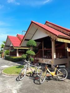 duas bicicletas estacionadas em frente a um edifício em สุขทวีรีสอร์ท อ่าวมะนาว em Prachuap Khiri Khan