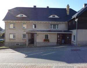 une grande maison avec un garage en face dans l'établissement Zur Tischlerei, à Großröhrsdorf