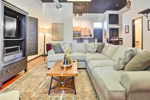 ein Wohnzimmer mit einem Sofa und einem TV in der Unterkunft Norman, Oklahoma, Vacation Rental 1 Mi to OU! in Norman