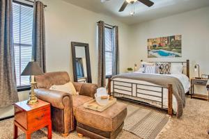 un soggiorno con letto e divano di Norman, Oklahoma, Vacation Rental 1 Mi to OU! a Norman