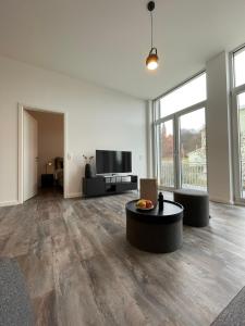 ein leeres Wohnzimmer mit Sofa und Tisch in der Unterkunft Apartmenthaus Sassnitz Zum Stadthafen Apartment 4 in Sassnitz