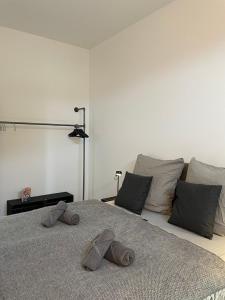 ein Schlafzimmer mit einem Bett mit zwei Hausschuhen darauf in der Unterkunft Apartmenthaus Sassnitz Zum Stadthafen Apartment 4 in Sassnitz