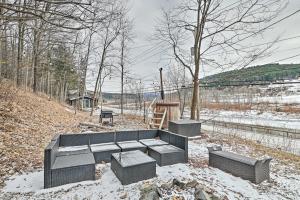 Galeriebild der Unterkunft Chic Prattsville Studio with Private Hot Tub! in Prattsville