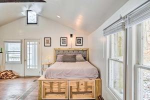 Galeriebild der Unterkunft Chic Prattsville Studio with Private Hot Tub! in Prattsville