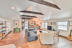 Galeriebild der Unterkunft Chic Prattsville Studio with Private Hot Tub! in Prattsville + 16 Fotos