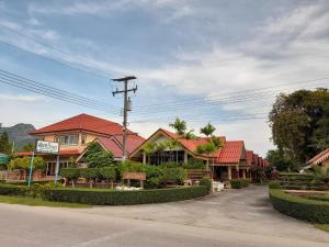 a row of houses with red roofs on a street at สุขทวีรีสอร์ท อ่าวมะนาว in Prachuap Khiri Khan