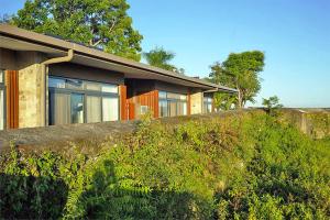 een huis met een stenen muur ervoor bij Balibo Fort Hotel in Balibo