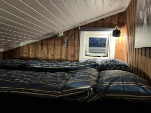 a bed in a room with at Koselig hytte med uteplas ved Hallingdalselva in Al