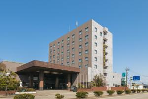 小松市小松フレックスホテル的一座高大的建筑,有一座建筑