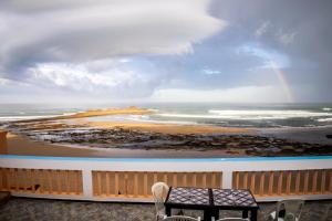 - une vue sur une plage avec un arc en ciel dans l'établissement Auberge Sable D'Or, à Sidi Ifni
