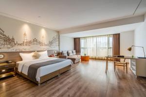 Chengdu Prolit Hotel في تشنغدو: غرفة في الفندق مع سرير ومكتب