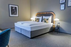 um quarto com uma cama grande num quarto em Hotel George Vienna em Viena