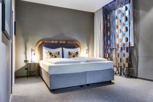 Łóżko lub łóżka w pokoju w obiekcie Hotel George Vienna
