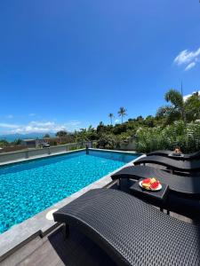 una piscina con due sedie e un tavolo di Sea VIEW POOL Villa - 8 peoples- Private Pool - Beautiful garden a Ban Bang Po