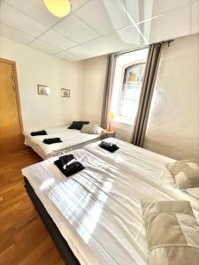 2 camas grandes en una habitación con ventana en Hotell Alderholmen, en Gävle