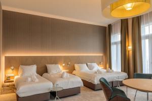 Llit o llits en una habitació de Amadi Panorama Hotel
