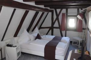 a bedroom with a white bed in a room at Altes Badhaus in Eberbach