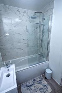 a bathroom with a shower and a sink at I Love London! A STUNNING 2Bed Home Sleeps 1-4! in Thamesmead