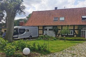 een caravan geparkeerd voor een huis bij Xanadi Heilehaus kleine Auszeit Kururlaub in Bruchhausen-Vilsen
