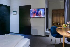 Telewizja i/lub zestaw kina domowego w obiekcie Hotel George Vienna