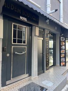 Mudem Boutique Hotel في إسطنبول: مبنى فيه باب للفندق