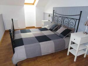 1 dormitorio con 1 cama en blanco y negro y mesita de noche en Precioso atico con bonitas vistas a la Peña Oroel, en Jaca
