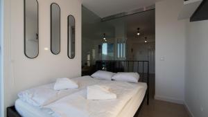 A bed or beds in a room at Apartamenty Sun & Snow Bukowa Góra