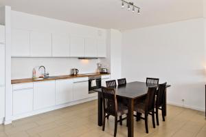 A kitchen or kitchenette at Apartamenty Sun & Snow Bukowa Góra