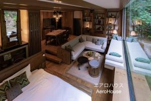 z widokiem na powietrze salon z dwoma łóżkami w obiekcie Treeful Treehouse Sustainable Resort w mieście Nago