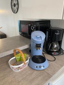 - une cafetière assise sur un comptoir à côté d'une machine à café dans l'établissement Cote Port, au Crotoy