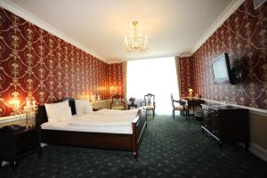 TV a/nebo společenská místnost v ubytování HELIOPARK Bad Hotel Zum Hirsch