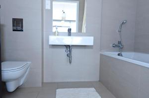 A bathroom at Apartamenty Sun & Snow Bukowa Góra
