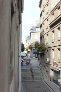 eine Gasse mit Treppen in einer Stadt mit Gebäuden in der Unterkunft Escapade romantique et gourmande-St Malo, mer 150m in Saint-Malo + 12 Fotos