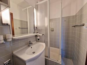 a bathroom with a sink and a shower at Vier Jahreszeiten 3-22 in Großenbrode