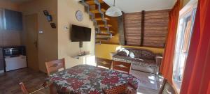 Zimmer mit einem Schlafzimmer mit einem Bett und einem TV in der Unterkunft Vili Bilyana in Crni Vrh