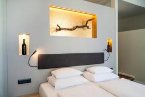 Postel nebo postele na pokoji v ubytování Hotel Rathaus - Wein & Design