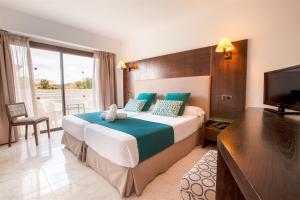 Postel nebo postele na pokoji v ubytování Bahía de Alcudia Hotel & Spa